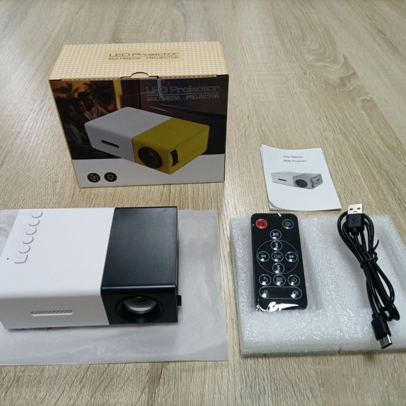 جهاز عرض Yg300 عبر الحدود جهاز عرض صغير للأطفال جهاز عرض صغير على الحائط جهاز عرض محمول عالي الوضوح 4K