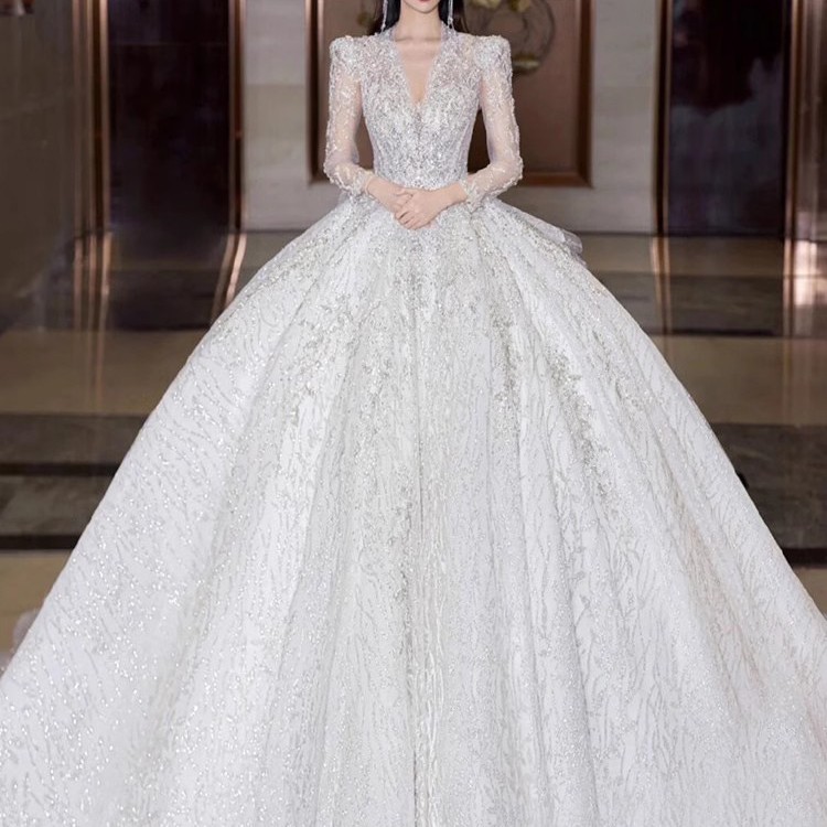 فستان زفاف فرنسي الطراز بفتحة صدر على شكل حرف V عميقة، موديل جديد لعام 2026، فستان زفاف أبيض فاخر بأكمام طويلة وذيل طويل