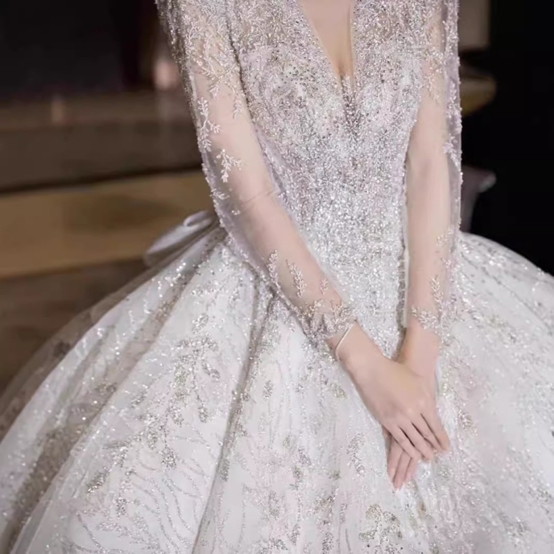 فستان زفاف فرنسي الطراز بفتحة صدر على شكل حرف V عميقة، موديل جديد لعام 2026، فستان زفاف أبيض فاخر بأكمام طويلة وذيل طويل