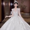 فستان زفاف فرنسي الطراز بفتحة صدر على شكل حرف V عميقة، موديل جديد لعام 2026، فستان زفاف أبيض فاخر بأكمام طويلة وذيل طويل