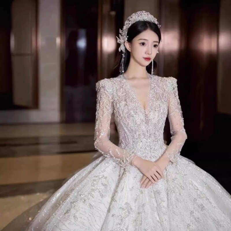 فستان زفاف فرنسي الطراز بفتحة صدر على شكل حرف V عميقة، موديل جديد لعام 2026، فستان زفاف أبيض فاخر بأكمام طويلة وذيل طويل