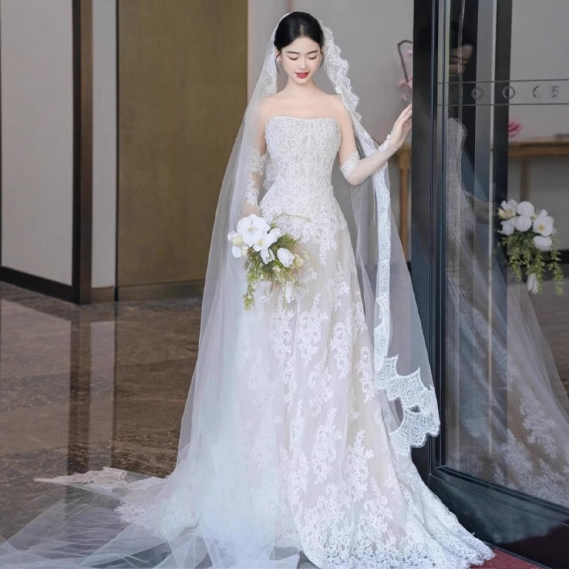 فستان زفاف بدون حمالات، تصميم فرنسي جديد لعام 2026، خفيف وبسيط مع ذيل قصير، فستان زفاف خفيف للعرائس قصيرات القامة