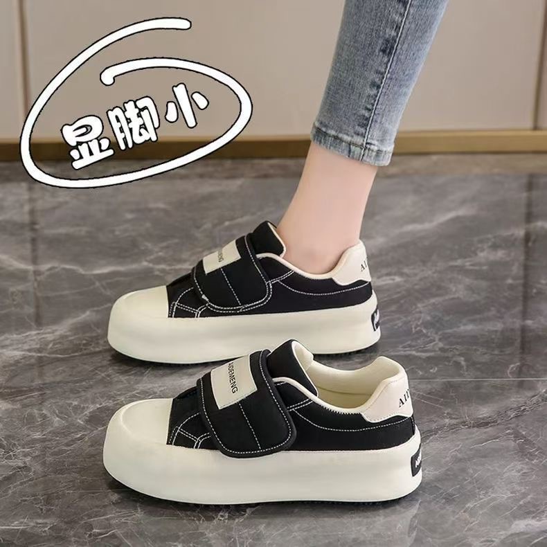 حذاء فيلكرو أبيض سميك النعل للنساء 2025 جديد للربيع والخريف أحذية رياضية كاجوال شهيرة متعددة الاستخدامات أحذية رياضية عصرية