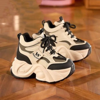 أحذية رياضية نسائية جديدة لخريف وشتاء 2025 ذات نعل سميك  