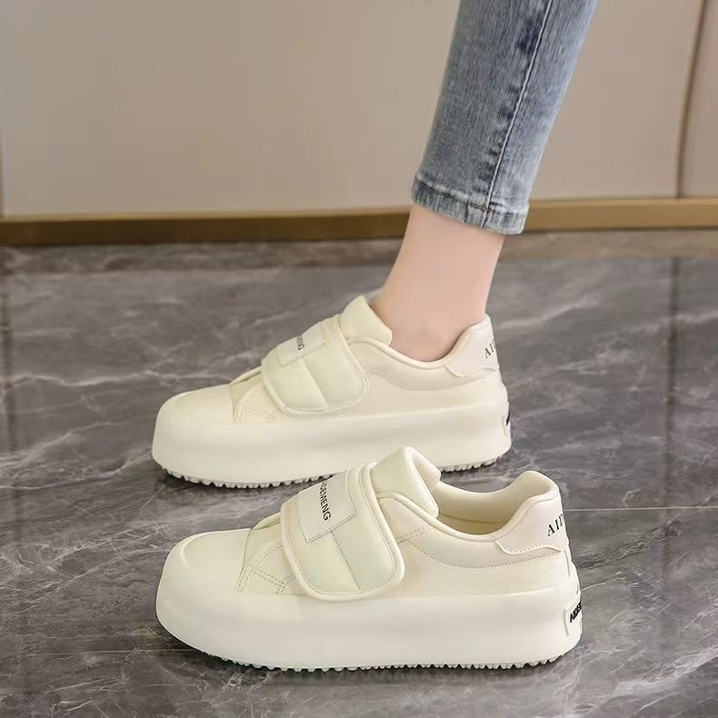 حذاء فيلكرو أبيض سميك النعل للنساء 2025 جديد للربيع والخريف أحذية رياضية كاجوال شهيرة متعددة الاستخدامات أحذية رياضية عصرية