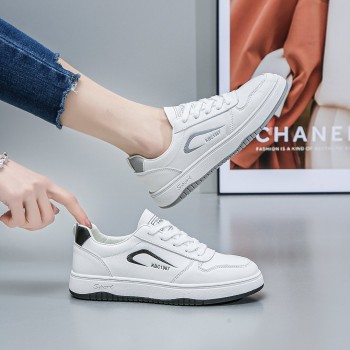 أحذية رياضية نسائية جديدة من الألياف الدقيقة، بتصميم عصري 
